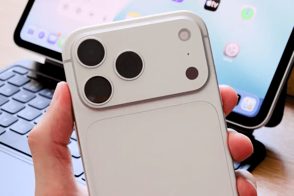 Phối cảnh phiên bản màu bạc trên dòng điện thoại iPhone mới