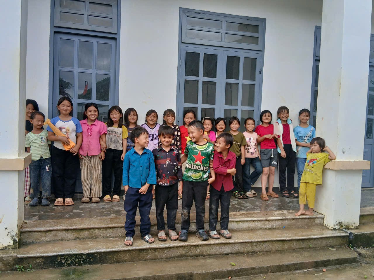 Một thế hệ mới lớn lên ở bản, đang được thụ hưởng một cuộc sống ấm no, hạnh phúc và tạo cơ hội phát triển