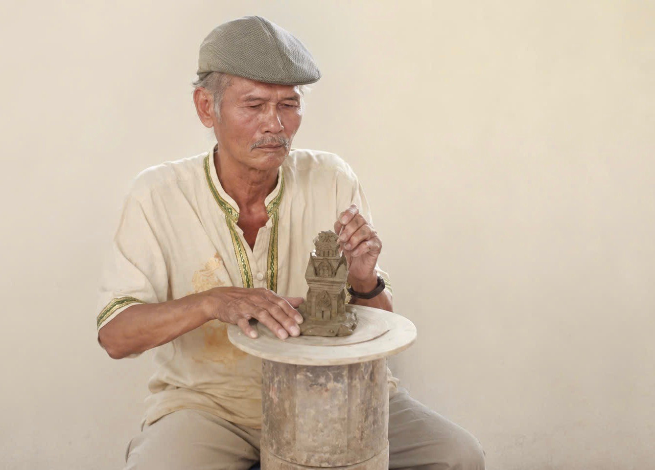 Nghệ nhân gốm Chăm tạo hình sản phẩm bằng tay.