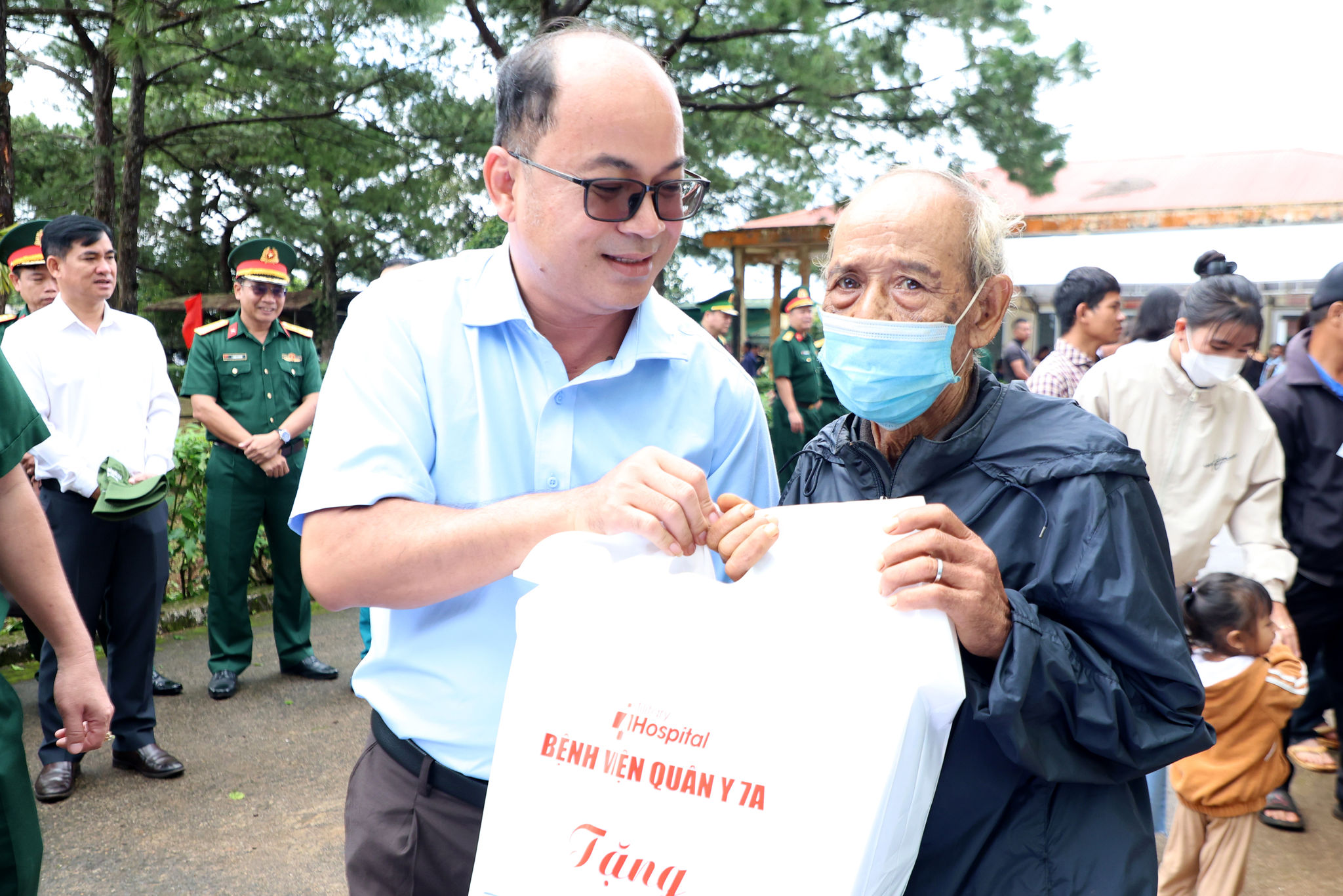 Tang qua Quang Truc 7