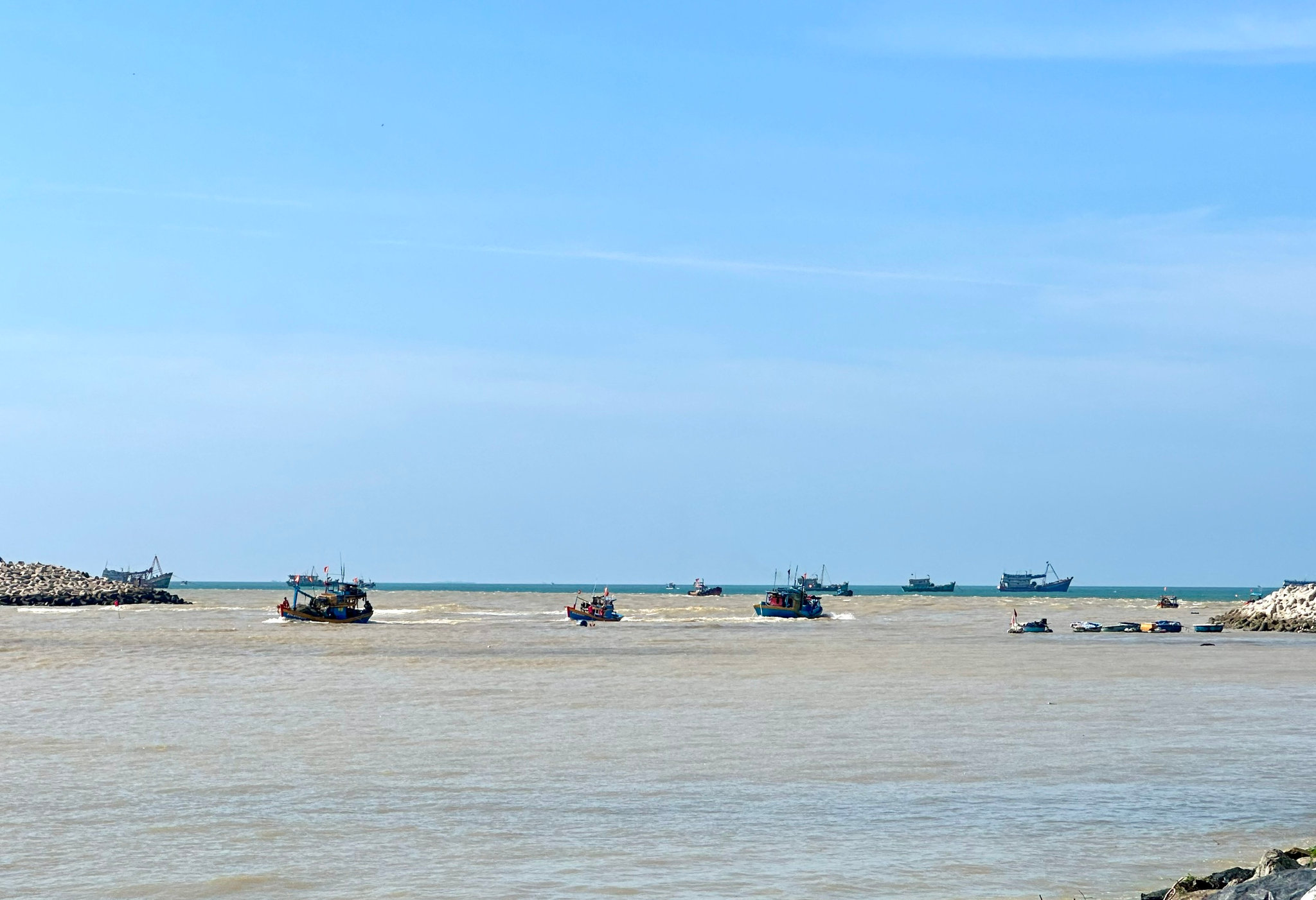 Tàu thuyền ra vào cửa biển La Gi những ngày cuối tháng 8/2026