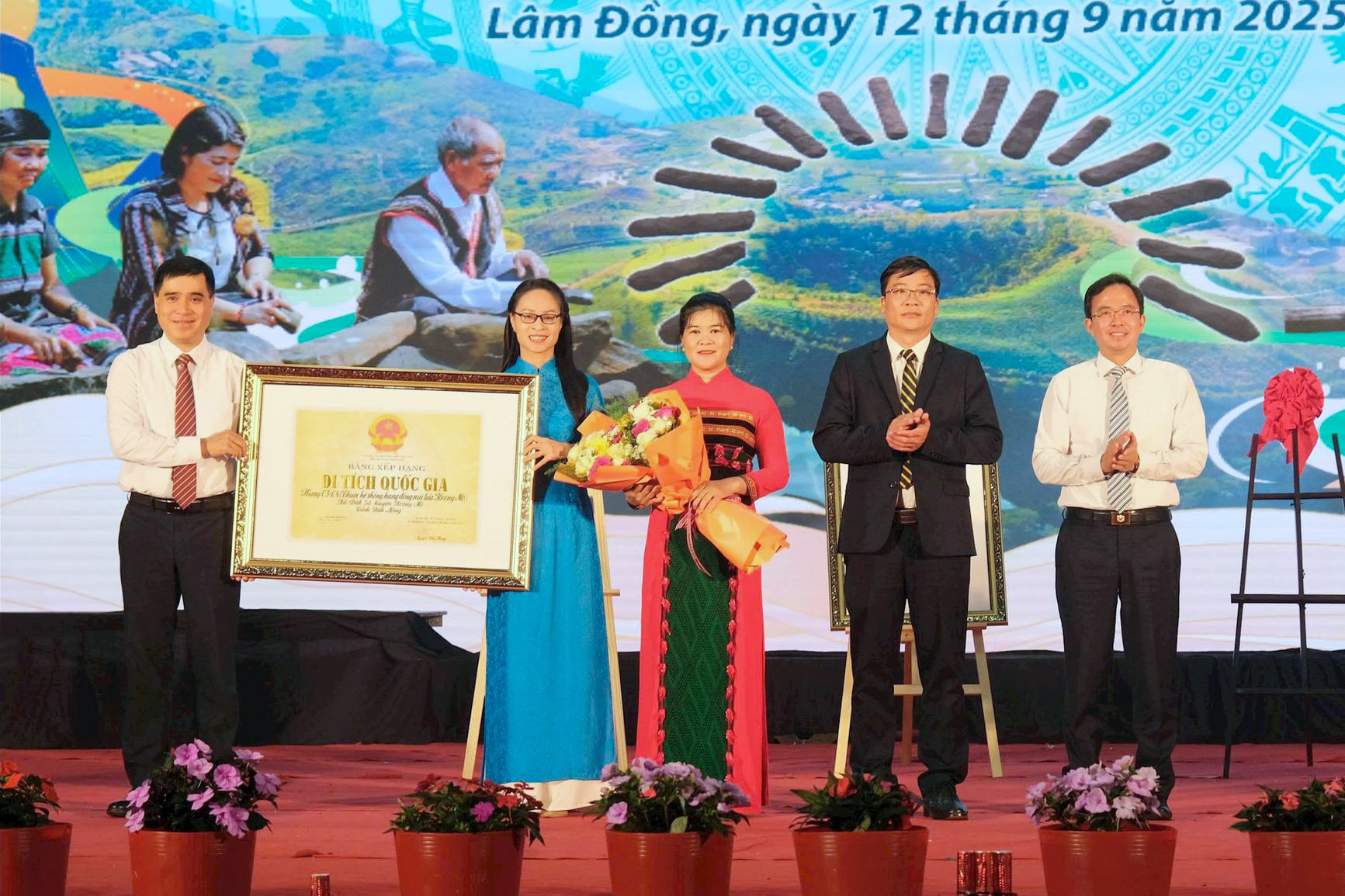 Trao tặng Bằng xếp hạng Di tích cấp Quốc gia cho danh lam thắng cảnh hang C3 - C4
