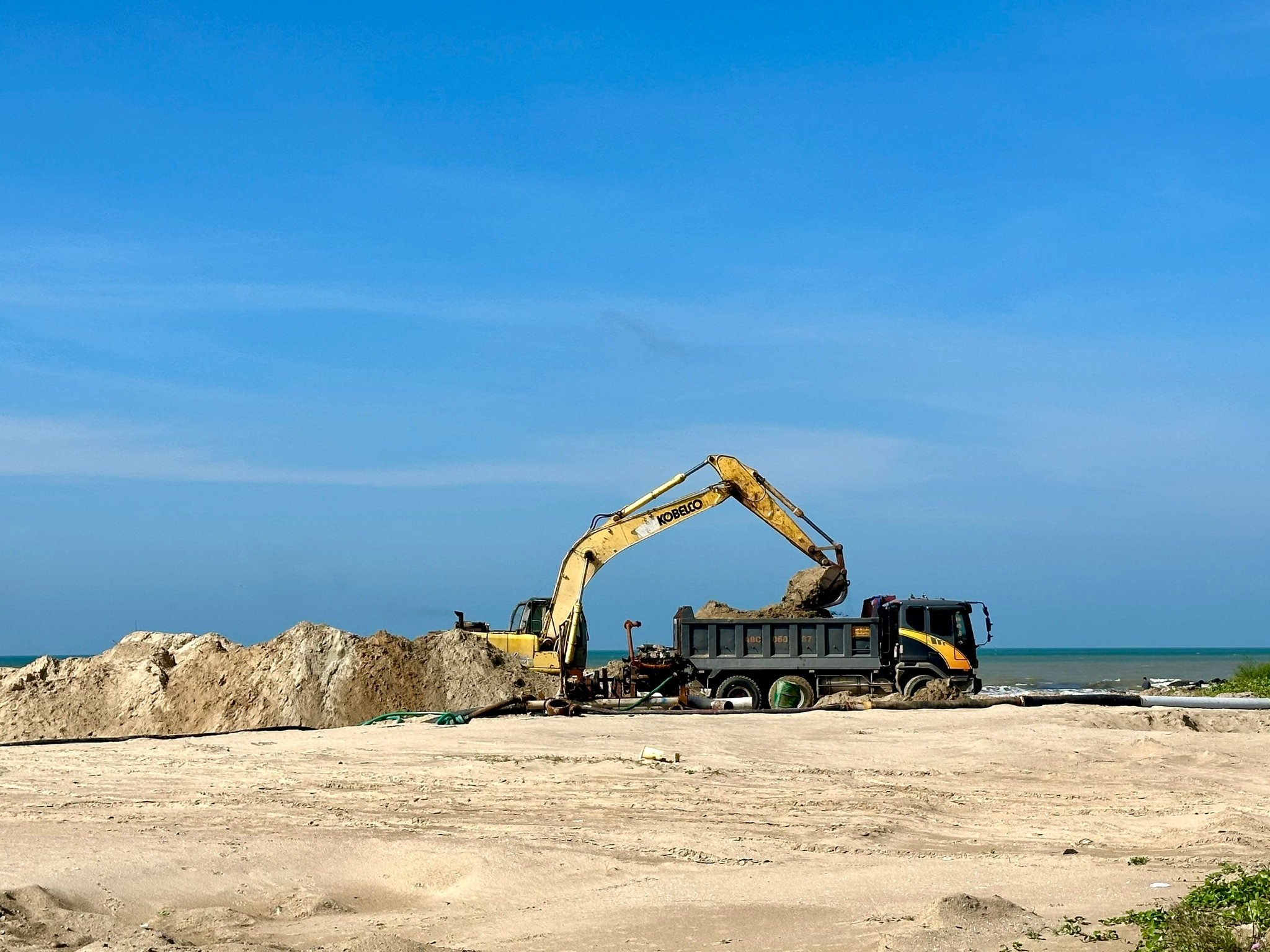 Vận chuyển cát vào bãi chính