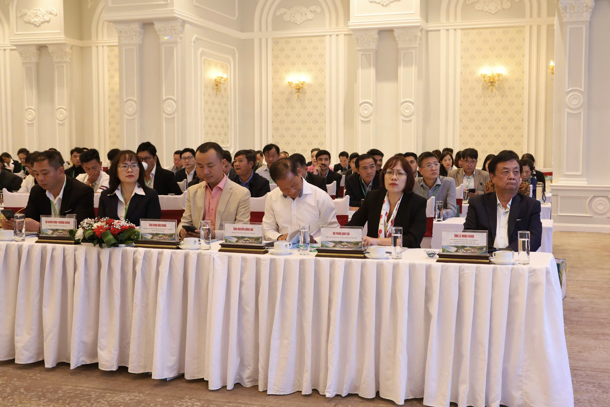 Nguyên Ủy viên Ban Chấp hành Trung ương Đảng, nguyên Phó Chủ tịch Quốc hội nước Cộng hoà XHCN Việt Nam Lê Minh Hoan; Phó cục trưởng Cục Du lịch Quốc gia Việt Nam Phan Linh Chi cùng các đại biểu tham dự