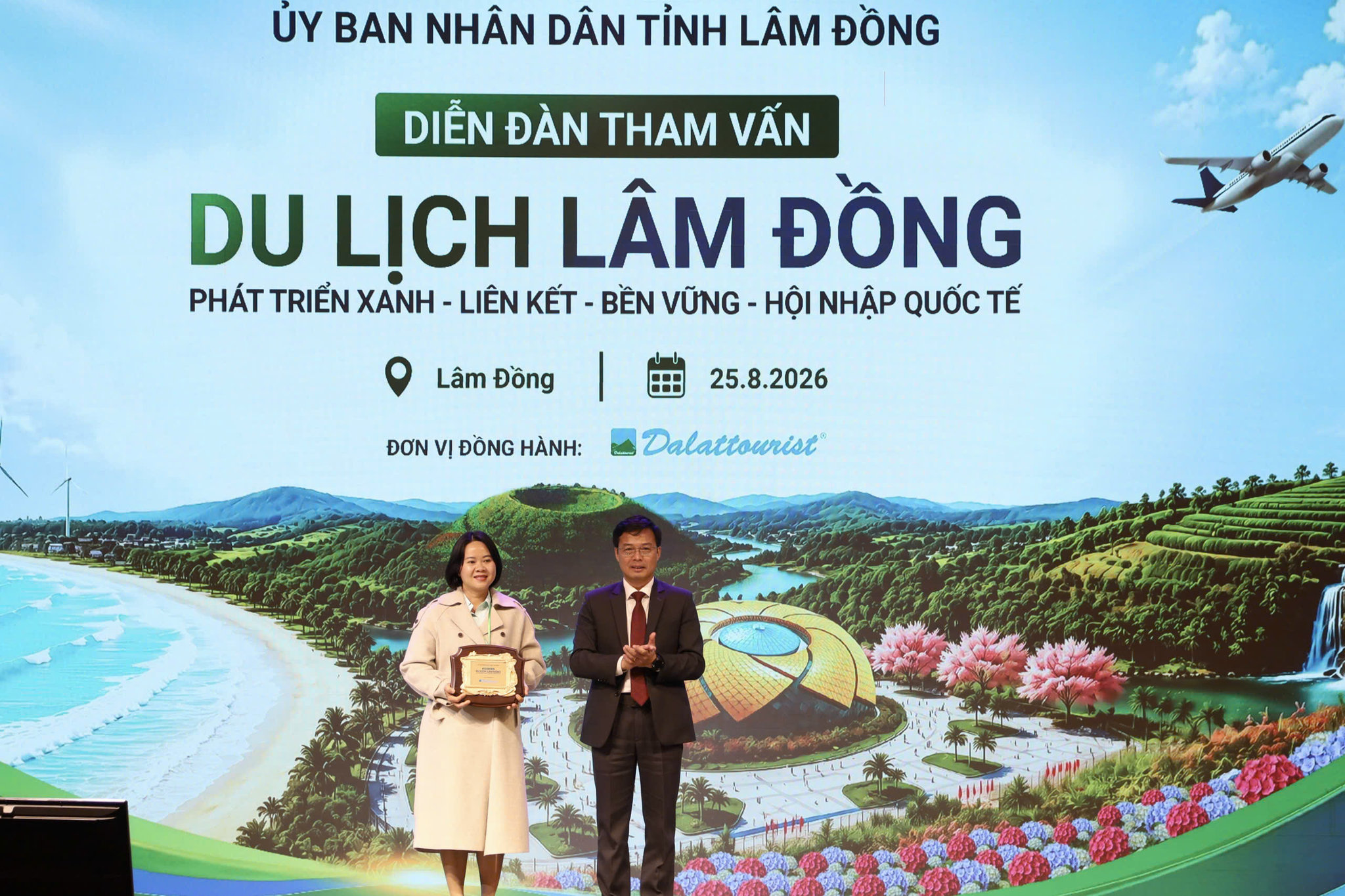 Đồng chí Đinh Văn Tuấn, Tỉnh ủy viên, Phó Chủ tịch UBND tỉnh Lâm Đồng lên trao biểu trưng cảm ơn đơn vị đồng hành