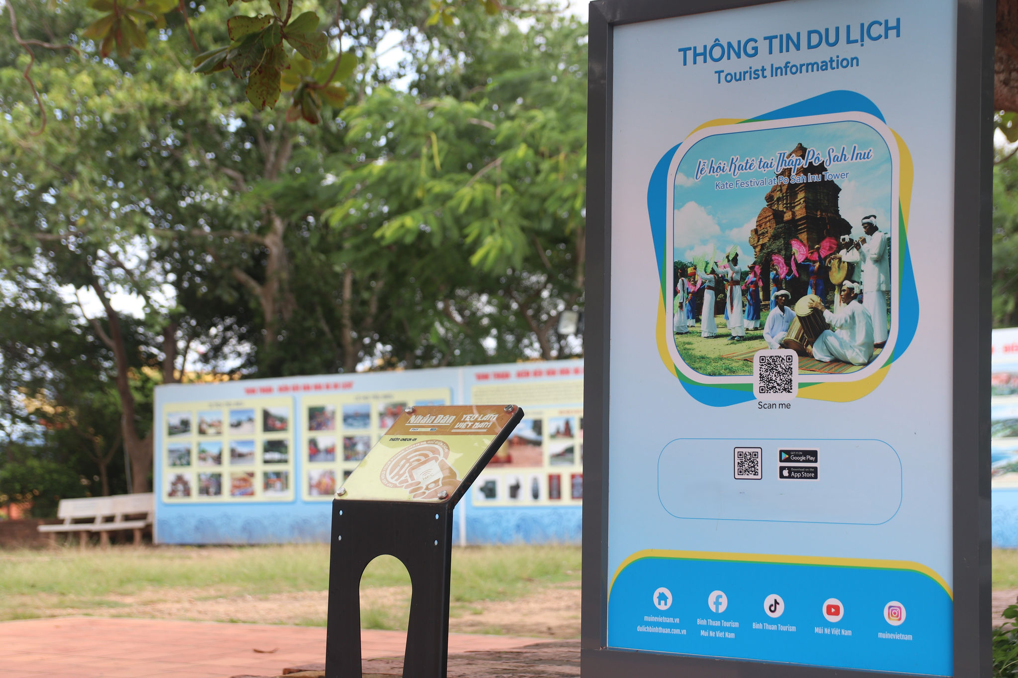 Bảng thông tin du lịch tại khu vực tháp A.