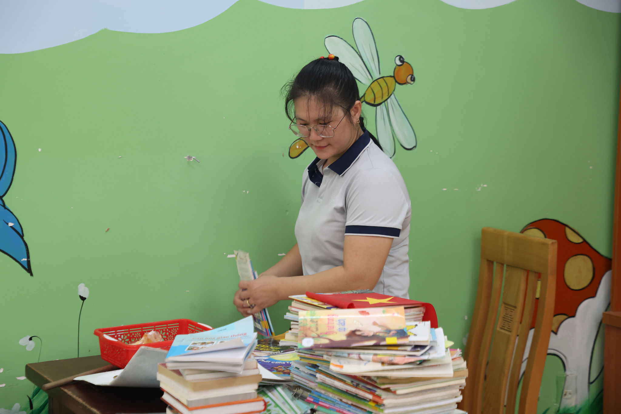 Các thầy cô giáo Trường Tiểu học Bằng Lăng, xã Đam Rông 2 kê dọn, vệ sinh trước ngày đón học sinh tựu trường (3)