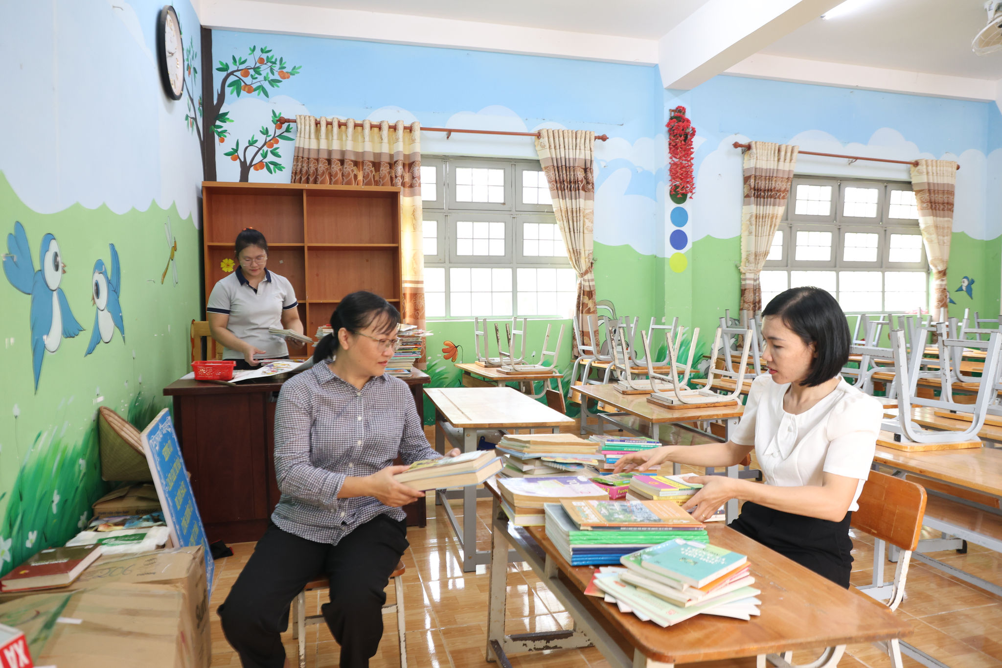 Các thầy cô giáo Trường Tiểu học Bằng Lăng, xã Đam Rông 2 kê dọn, vệ sinh trước ngày đón học sinh tựu trường (6)
