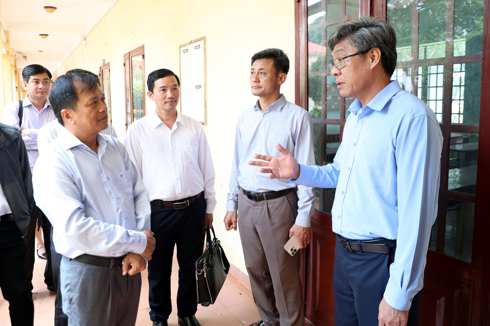 Đồng chí Nguyễn Minh kiểm tra cơ sở vật chất trước thềm năm học mới tại Trường THPT DTNT Ntrang Long, phường Đông Gia Nghĩa (7)