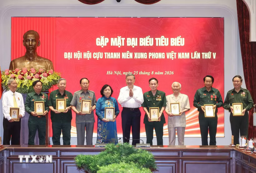 Tổng Bí thư, Chủ tịch nước Tô Lâm tặng chân dung Chủ tịch Hồ Chí Minh cho các đại biểu. (Ảnh: Thống Nhất/TTXVN)