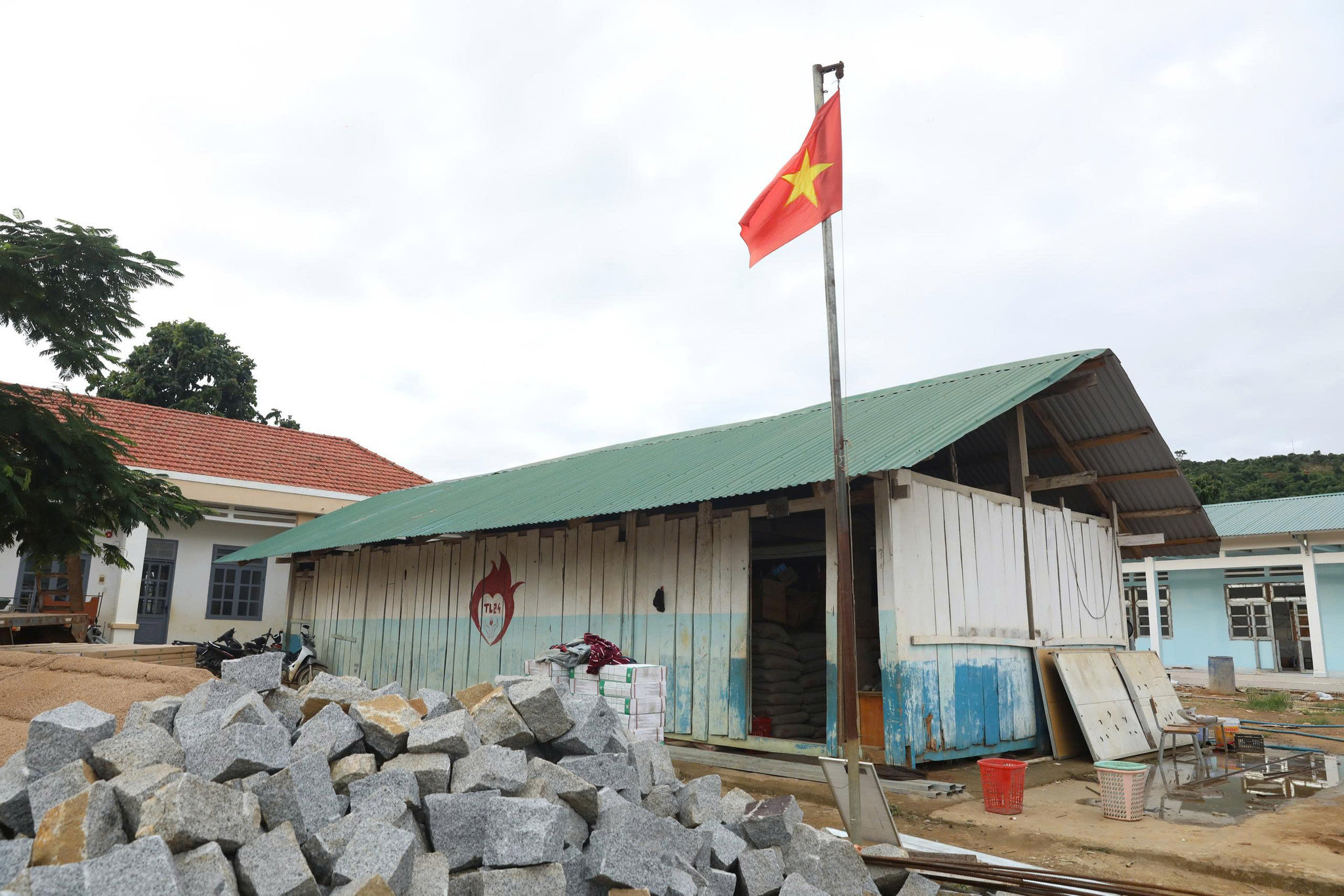 Gấp rút thi công những công đoạn cuối cùng để khai giảng năm học mới tại Trưởng Tiểu học Liêng Sronh, xã Đam Rông 2 (5)