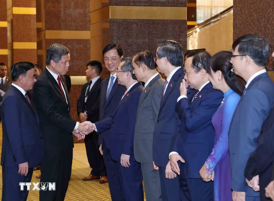 Thường trực Ban Bí thư Trần Cẩm Tú giới thiệu thành viên đoàn cấp cao Việt Nam với Phó Tổng Thư ký Đảng Hành động Nhân dân Singapore, Bộ trưởng Bộ Quốc phòng kiêm Bộ trưởng Điều phối dịch vụ công Chan Chun Sing. (Ảnh: Phương Hoa/TTXVN)
