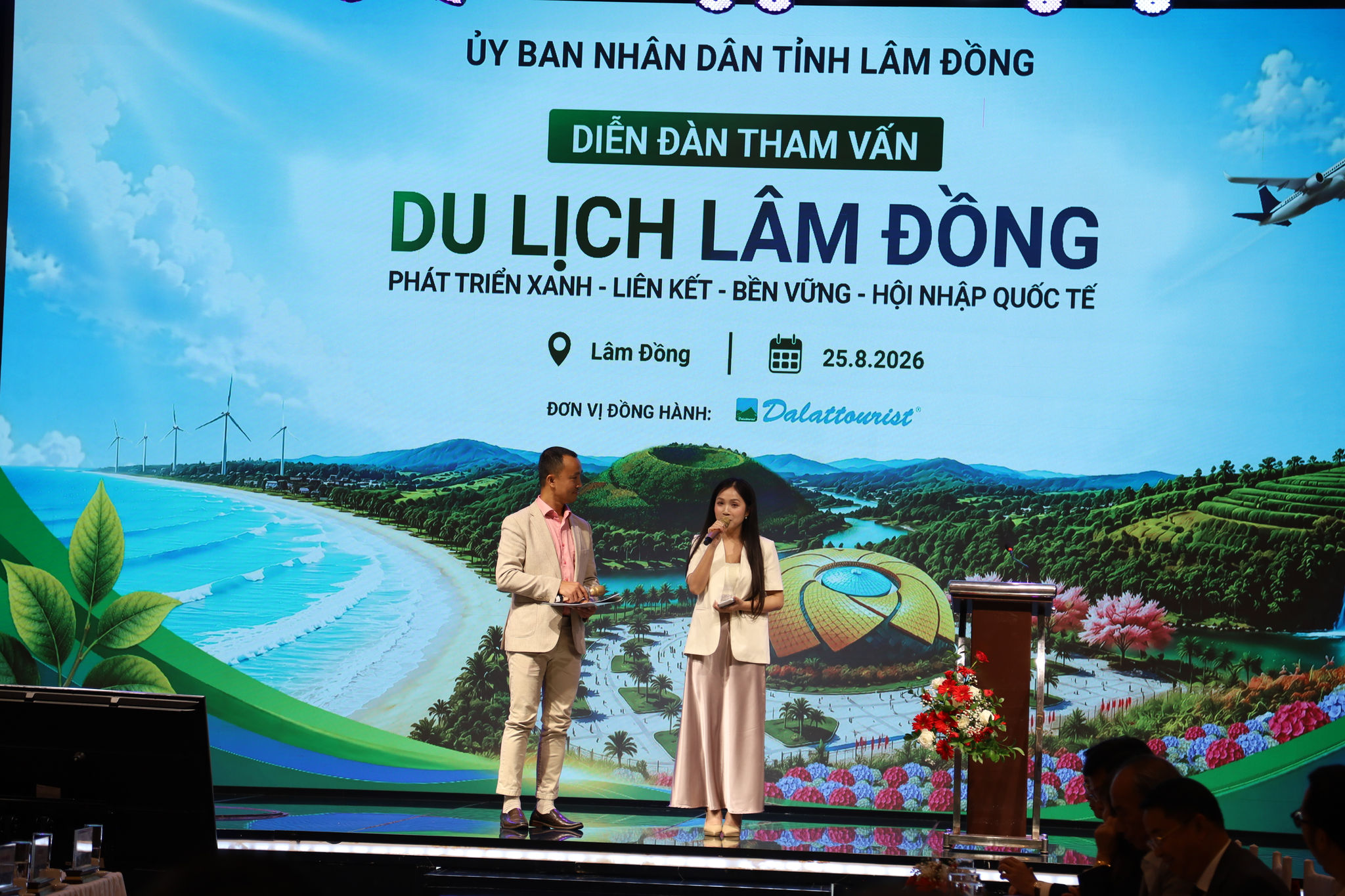 Các đại biểu tham gia trao đổi các vấn đề về phát triển du lịch tại diễn đàn