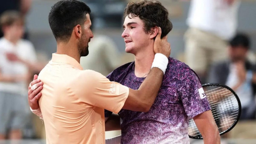 Joao Fonseca và Novak Djokovic