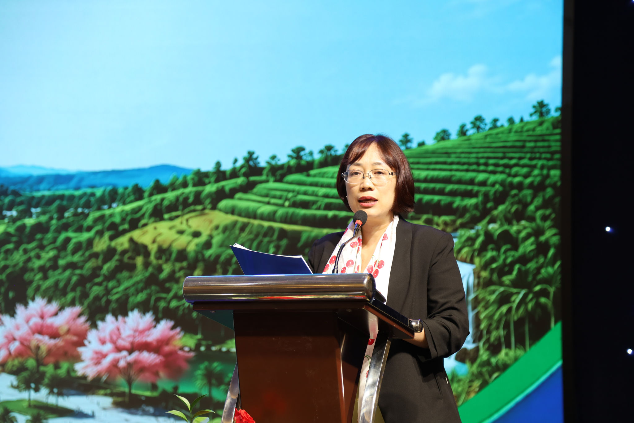  Phó cục trưởng Cục Du lịch Quốc gia Việt Nam Phan Linh Chi trình bày tham luận: “Định hướng phát triển không gian du lịch Lâm Đồng theo mô hình liên kết Biển - Cao nguyên - Địa chất: tư duy đột phá, hệ sinh thái liên vùng và các trung tâm du lịch trọng điểm đến năm 2030, tầm nhìn đến năm 2040”