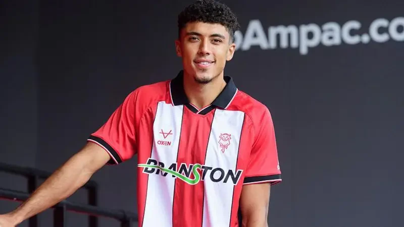 Ethan Wheatley chính thức ra mắt câu lạc bộ mới Lincoln City
