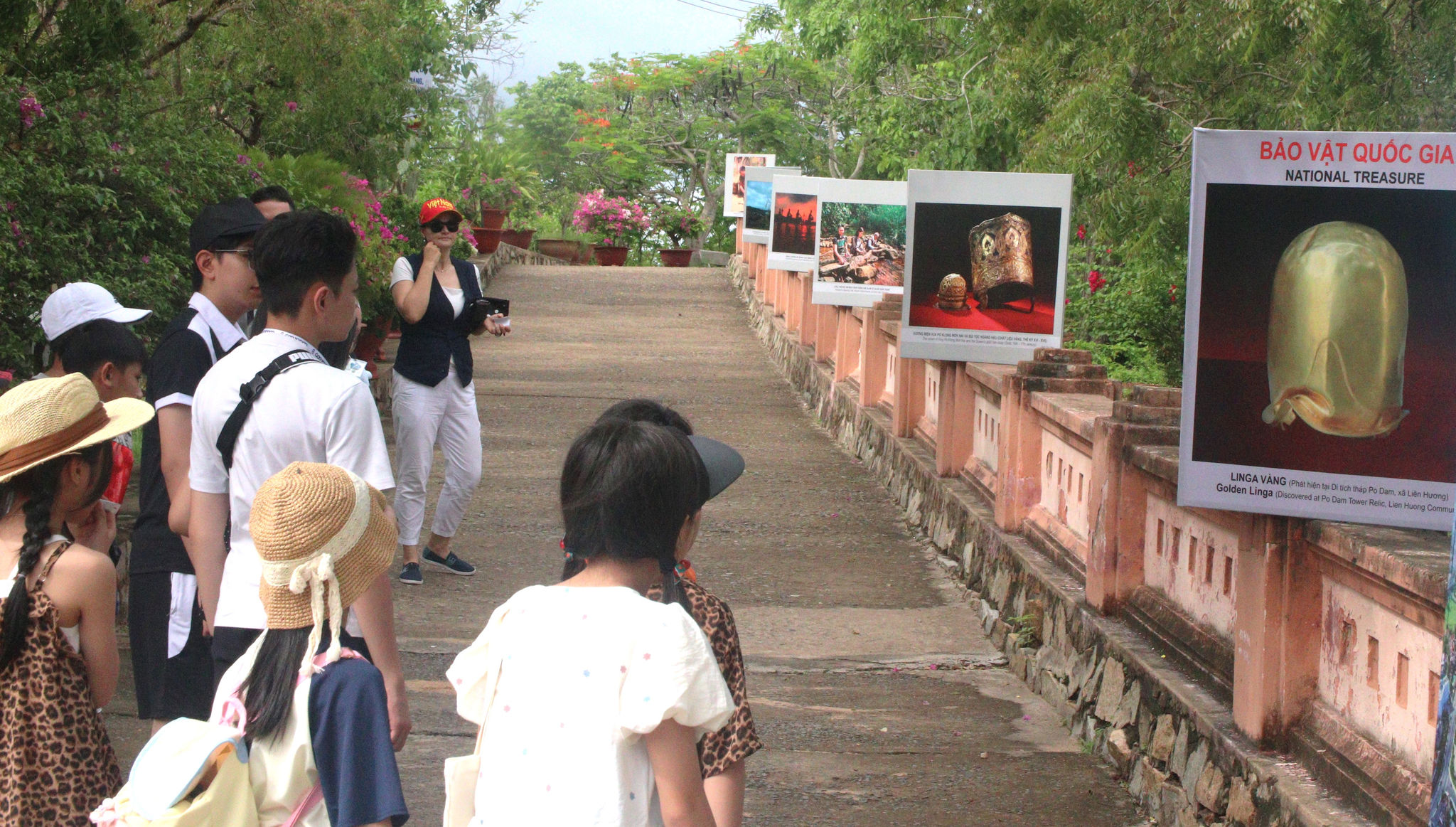 Khách tham quan triển lãm tranh trên đường lên tháp Pô Sha Inư