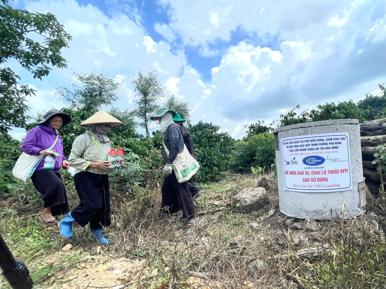 Người dân xã Đắk Sak thu gom rác thải nguy hại