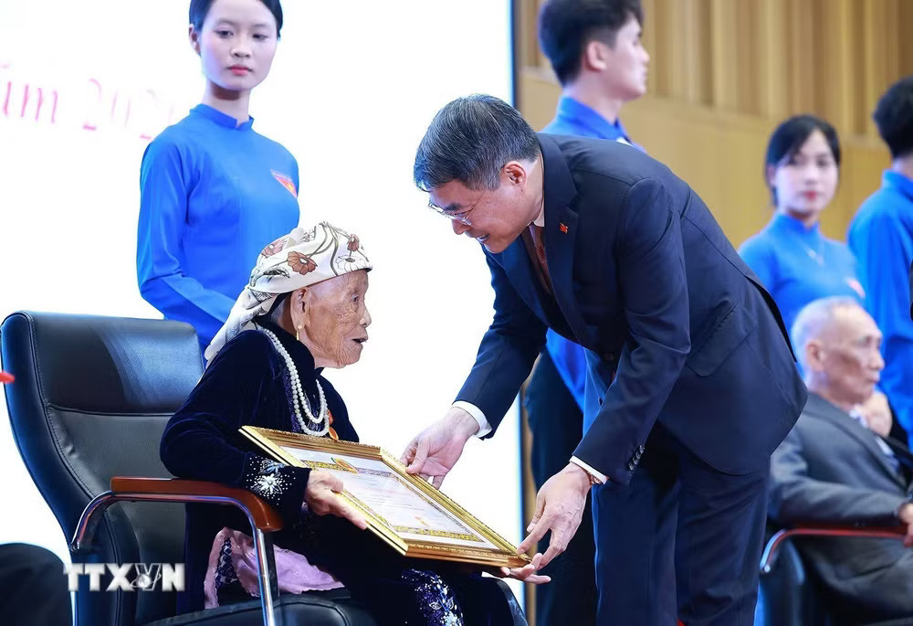 ttxvn-thu-tuong-trao-tang-huy-hieu-dang-tang-cac-dang-vien-lao-thanh-tai-hai-phong-5.jpg