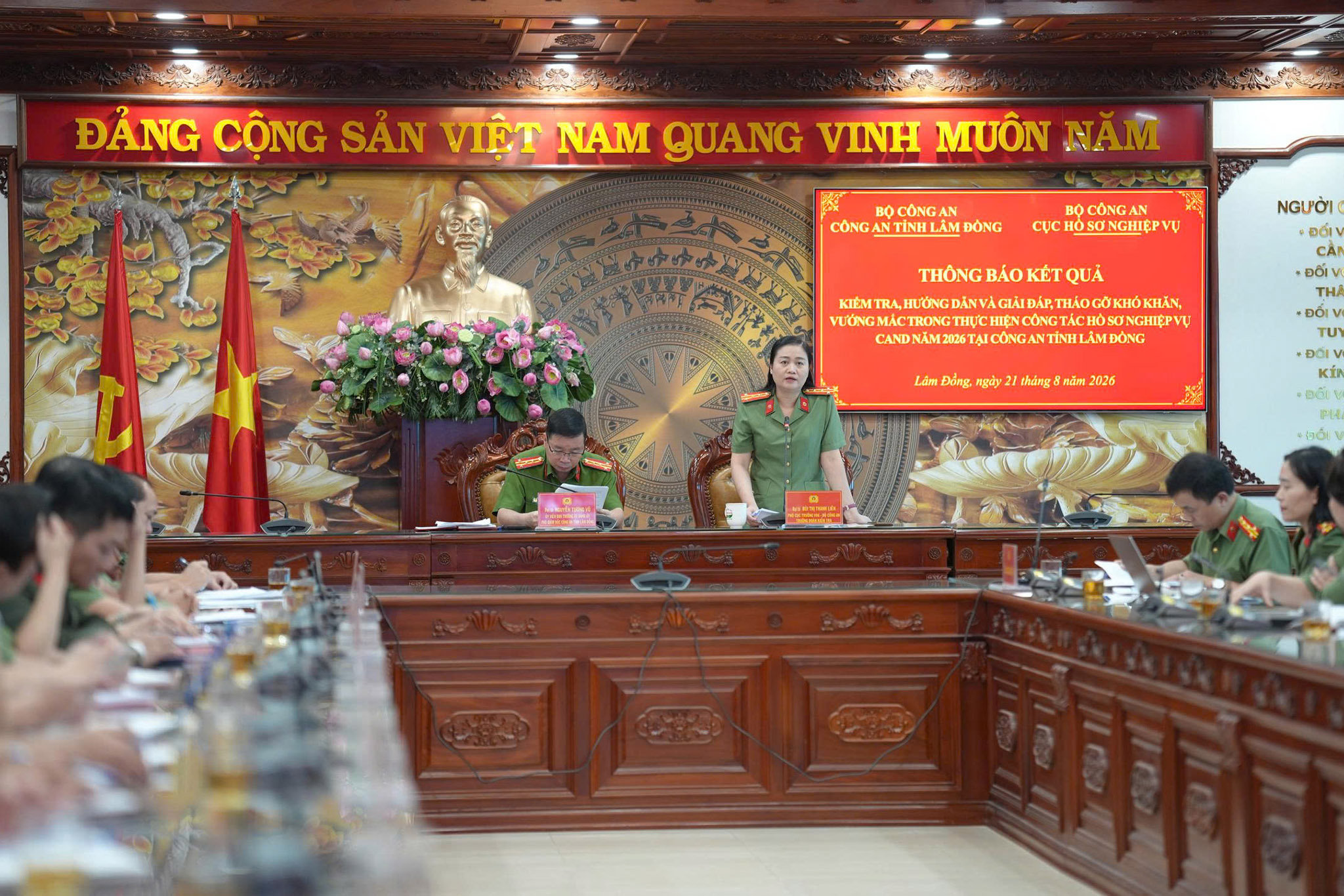 Quang cảnh buổi làm việc, kiểm tra, hướng dẫn công tác hồ sơ nghiệp vụ tại Công an tỉnh Lâm Đồng. Ảnh Lê Tiến