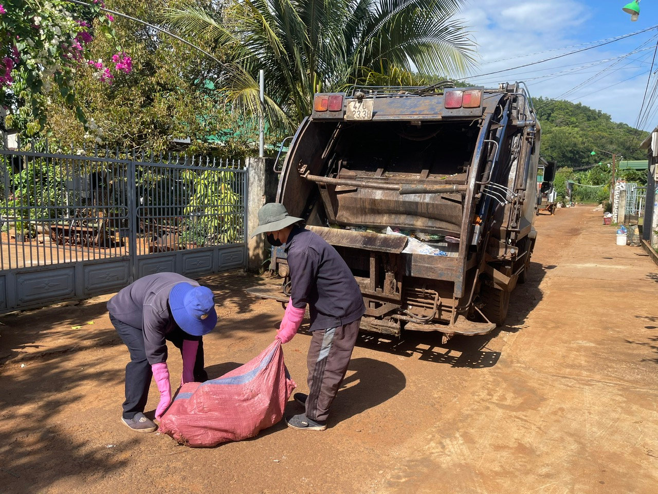 Thu gom rác tại khu dân cư