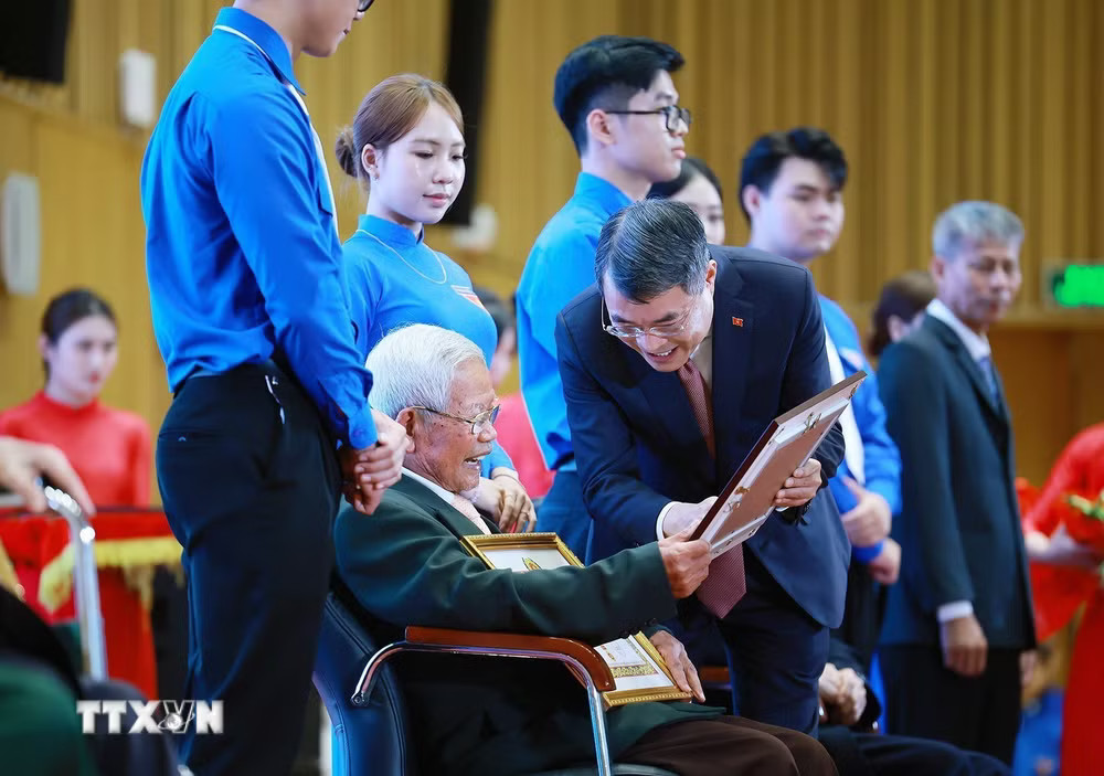 ttxvn-thu-tuong-trao-tang-huy-hieu-dang-tang-cac-dang-vien-lao-thanh-tai-hai-phong-10.jpg
