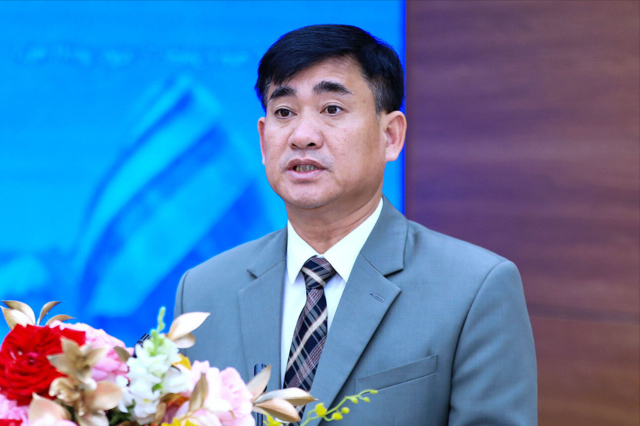 10-chu-tich-ubnd-xa-bien-gioi-quang-truc-nguyen-van-anh-tinh-lam-dong-trinh-bay-tham-luan-ve-cong-tac-phoi-hop-voi-cac-don-vi-dia-phuong-tinh-mondulkiri(1).jpg