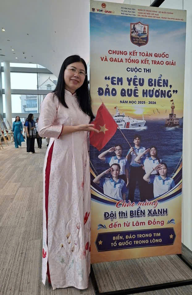 Bà Phan Thị Thanh Mai – Phó Trưởng Ban Tuyên giáo và Dân vận Tỉnh ủy Lâm Đồng – đồng hành và động viên đội thi Biển Xanh tại Đêm Gala tổng kết, trao giải Cuộc thi toàn quốc Em yêu biển, đảo quê hương.