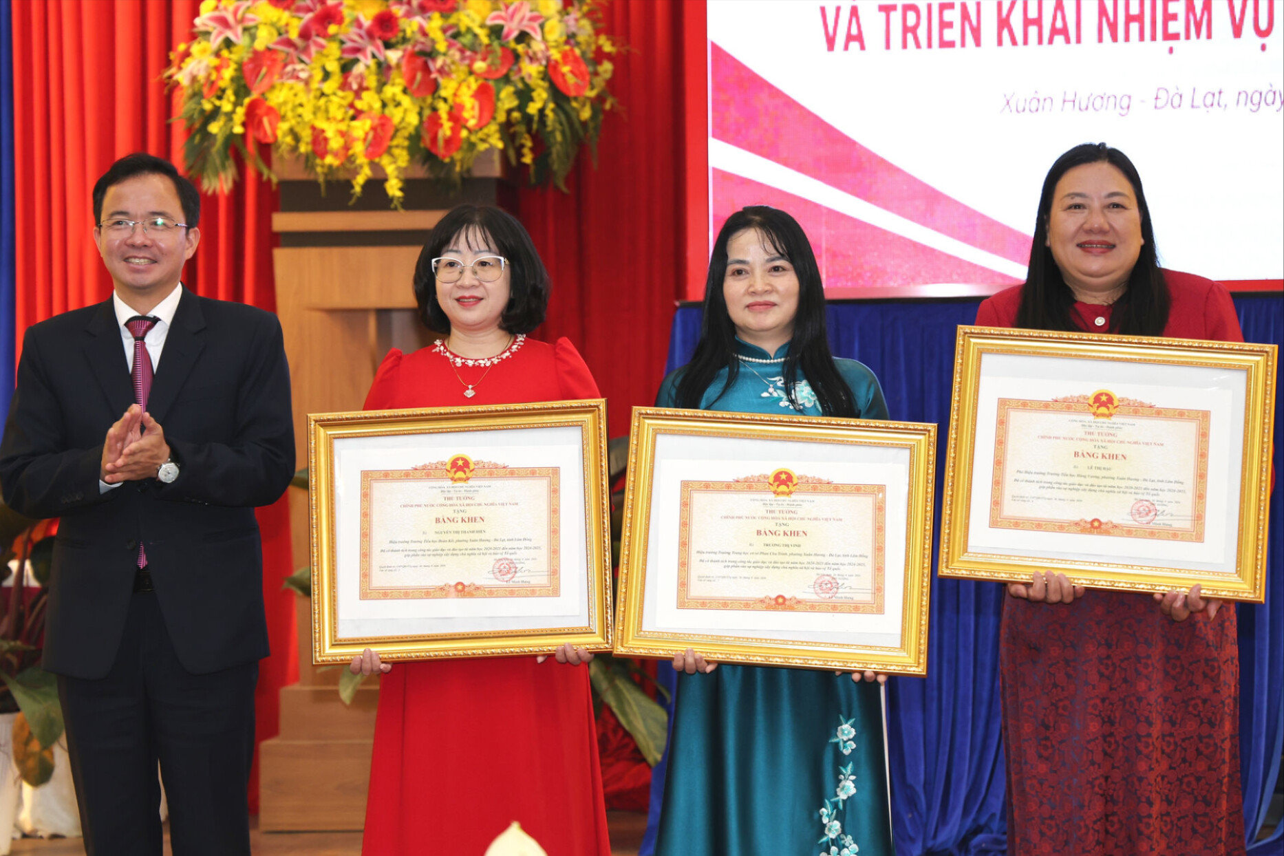 bi-thu-dang-uy-phuong-xuan-huong-trao-bang-khen-cua-thu-tuong-chinh-phu-cho-cac-ca-nhan(1).jpg