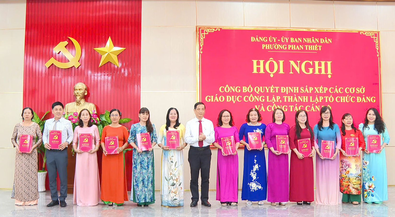 bi-thu-trao-quyet-dinh(1).jpg