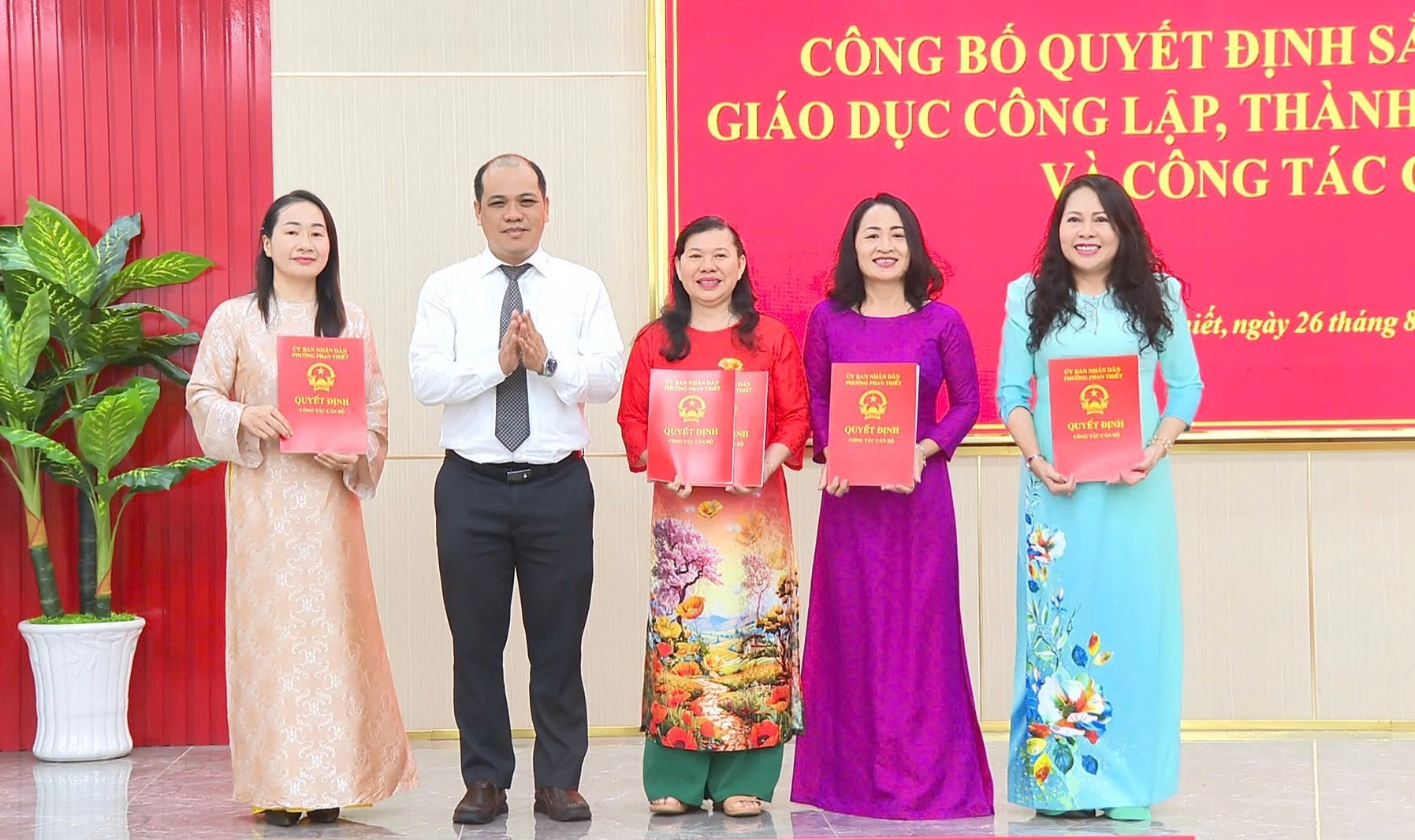 chủ tịch trao quyết định