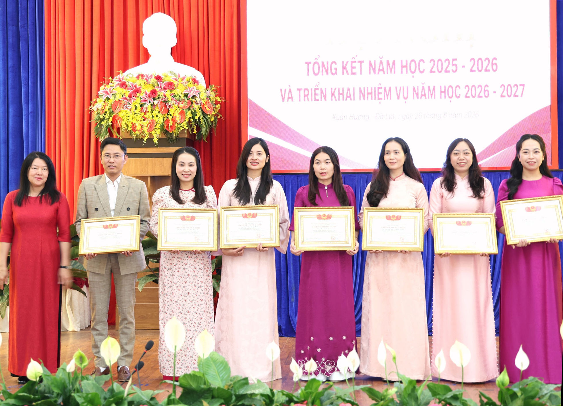 chu-tich-ubnd-phuong-xuan-huong-da-lat-tran-vu-loan-tang-danh-hieu-chien-si-thi-dua-cap-tinh-cho-cac-ca-nhan-xuat-sac(1).jpg