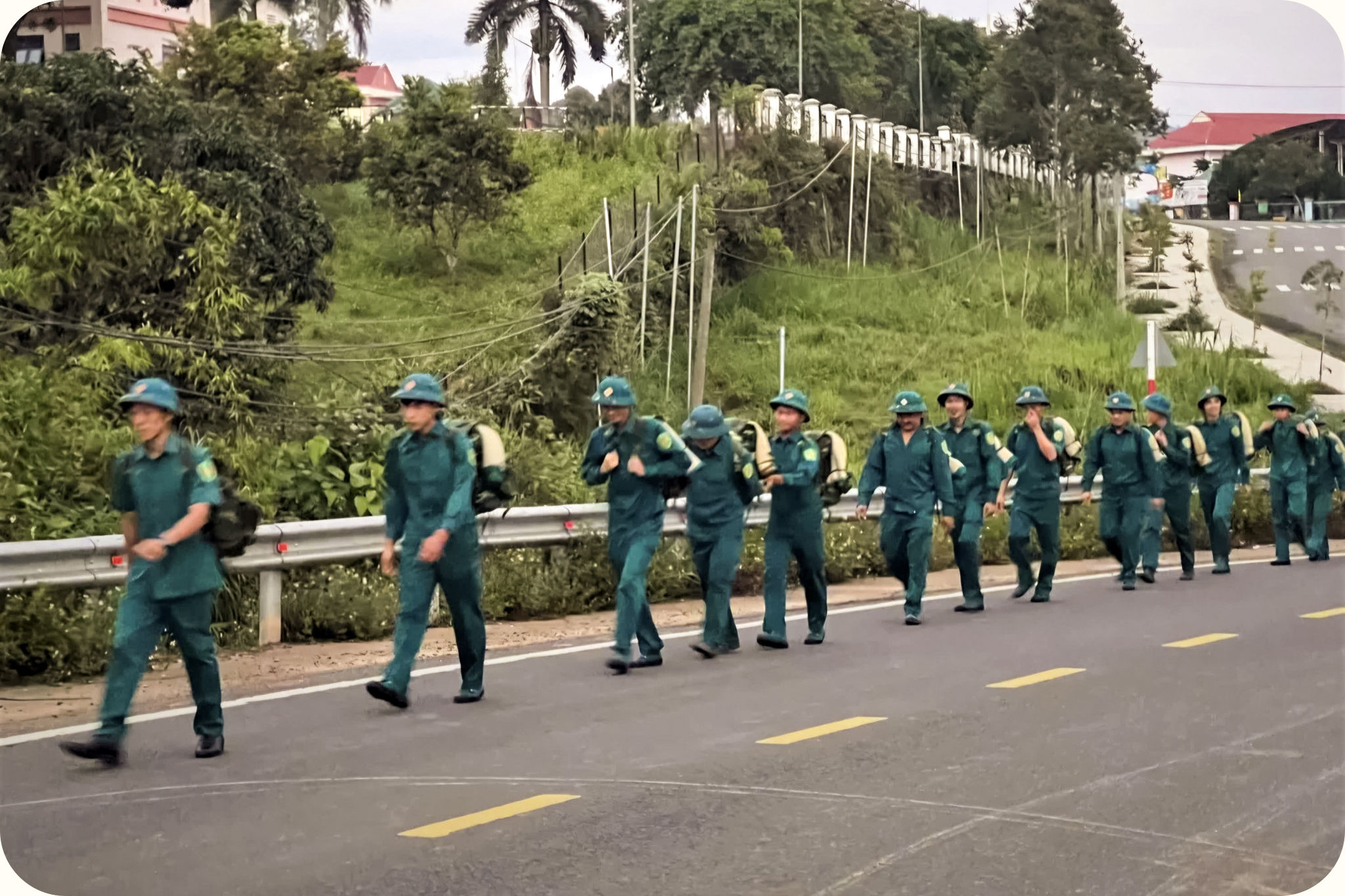 doan-cong-tac-dan-quan-xa-dam-rong-2-hanh-quan-ve-voi-vung-sau.jpg