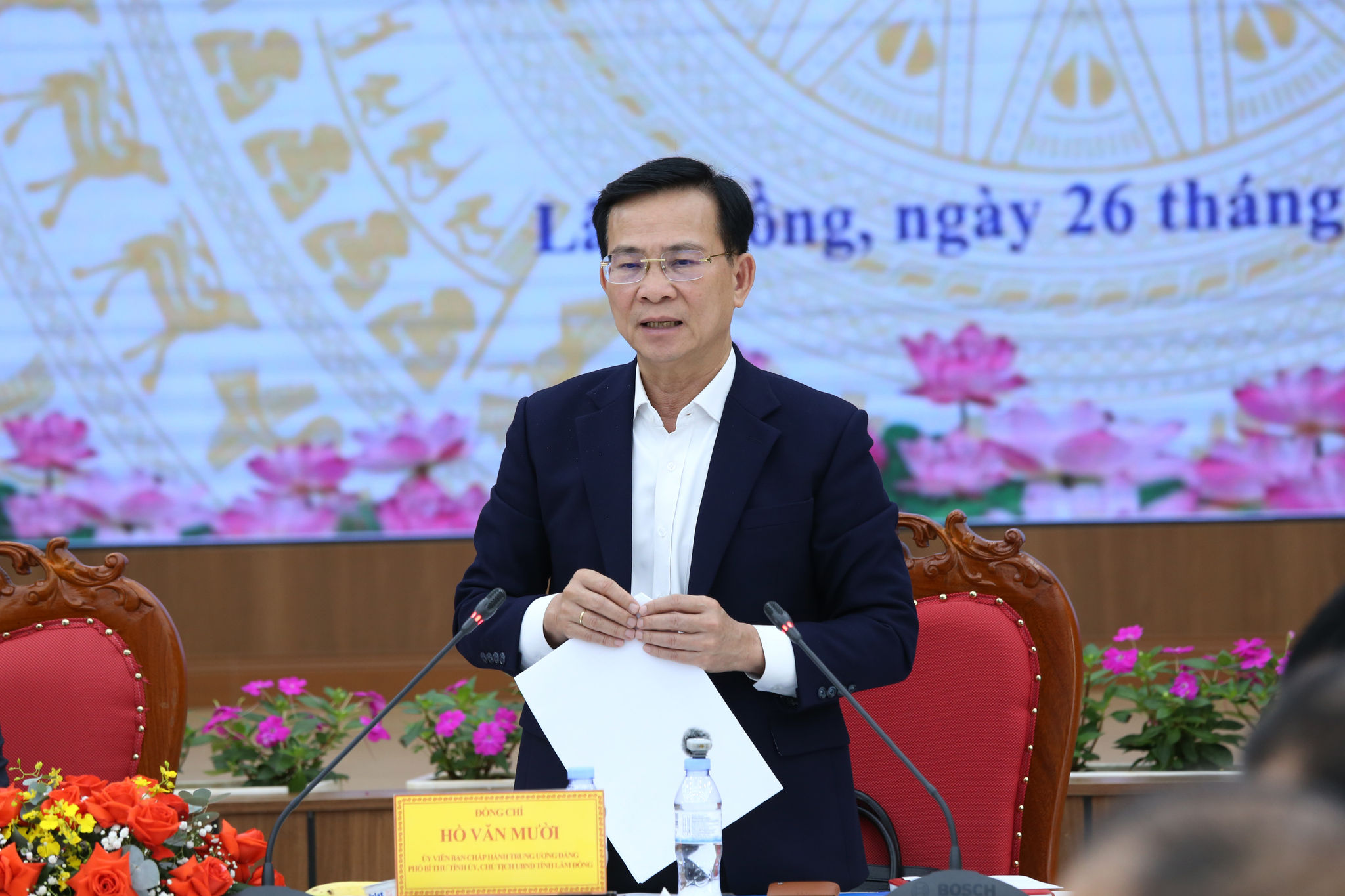 Đồng chí Hồ Văn Mười Ủy viên Ban Chấp hành Trung ương Đảng, Phó Bí thư Tỉnh ủy, Chủ tịch UBND tỉnh Lâm Đồng phát biểu kết luận tại hội nghị (2)