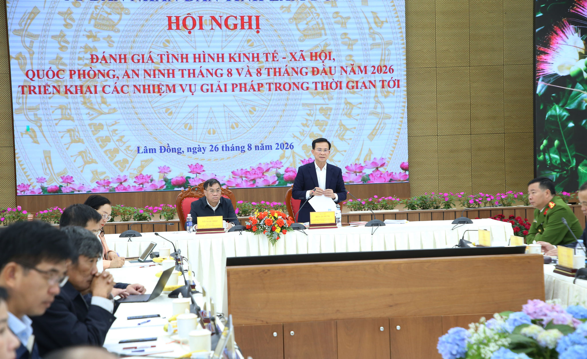 Đồng chí Hồ Văn Mười Ủy viên Ban Chấp hành Trung ương Đảng, Phó Bí thư Tỉnh ủy, Chủ tịch UBND tỉnh Lâm Đồng phát biểu tại hội nghị (1)