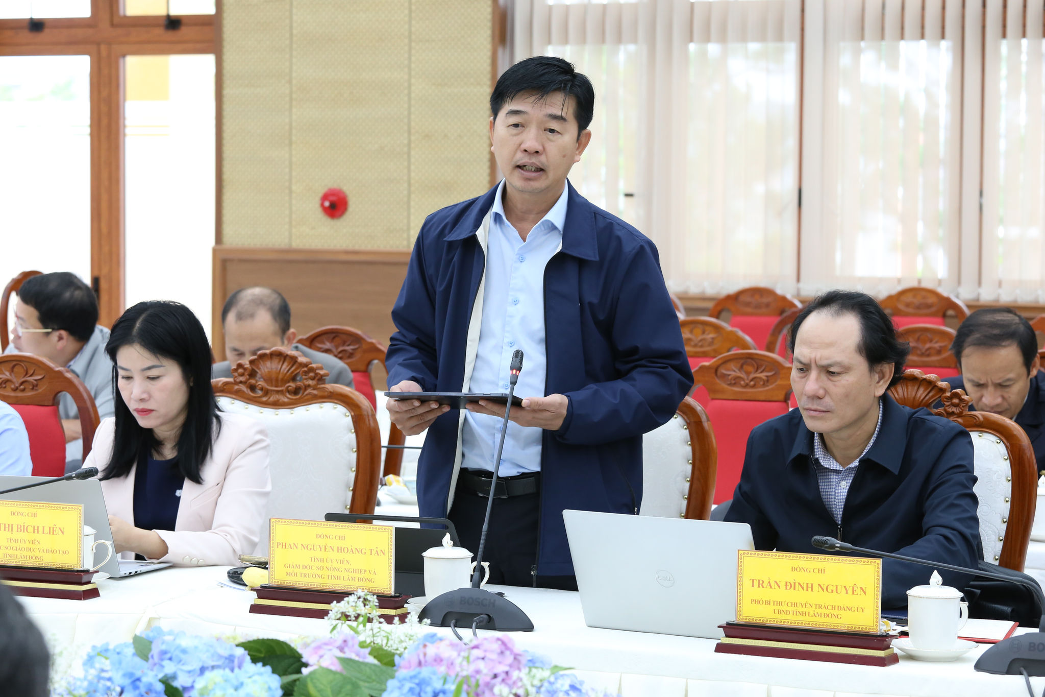 Đồng chí Phan Nguyễn Hoàng Tân, Giám đốc Sở Nông nghiệp và Môi trường báo cáo kết quả hoạt động của đơn vị tại hội nghị
