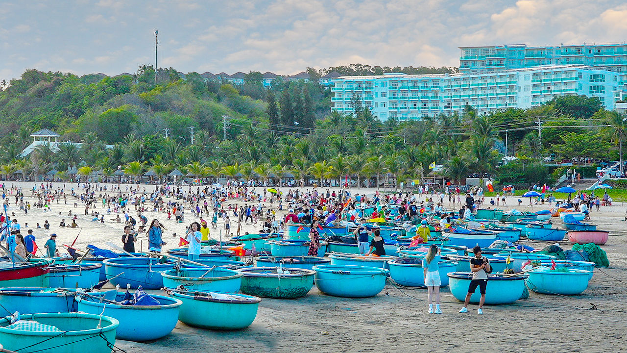 Du khách vui chơi, tắm biển ở bãi biển Đá Ông Địa, Phan Thiết (ảnh N. Lân) (7)