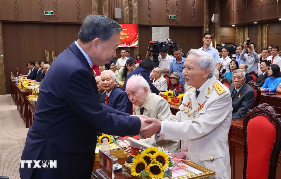 Tổng Bí thư, Chủ tịch nước Tô Lâm dự Lễ trao tặng Huy hiệu Đảng tại Đảng bộ thành phố Hà Nội- Ảnh 5.