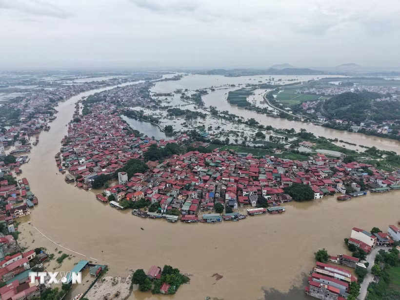 Hình ảnh nước sông Cầu dâng cao, lưu lượng nước chảy xiết gây ngập các hộ dân hai bên bờ sông tại phường Vân Hà và một số hộ tại phường Kinh Bắc, tỉnh Bắc Ninh. (Ảnh: Thanh Thương/TTXVN)