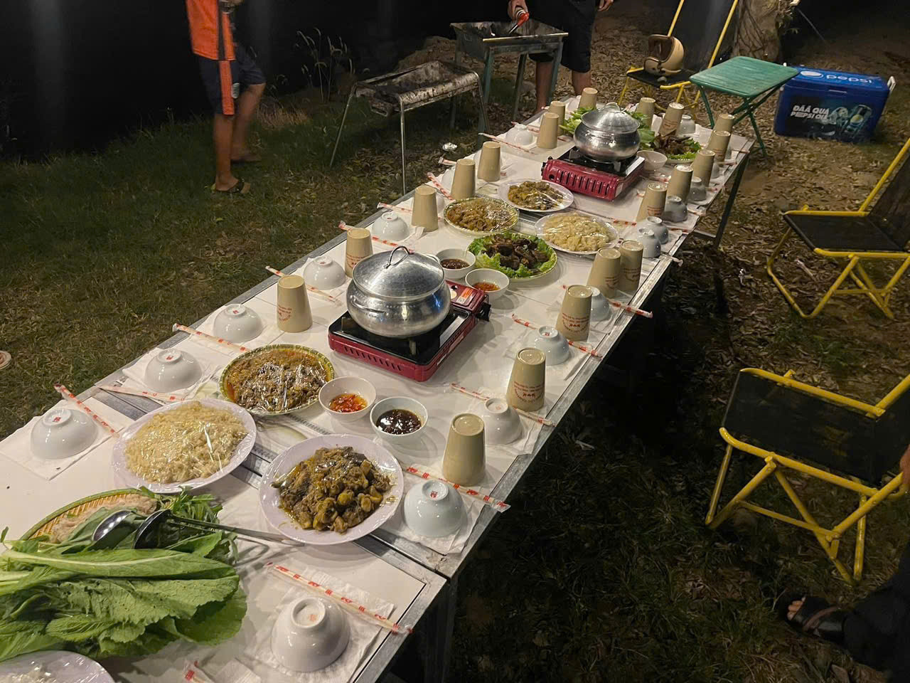 Heo đen hầm đọt mây được đưa lên bàn ăn phục vụ khách du lịch