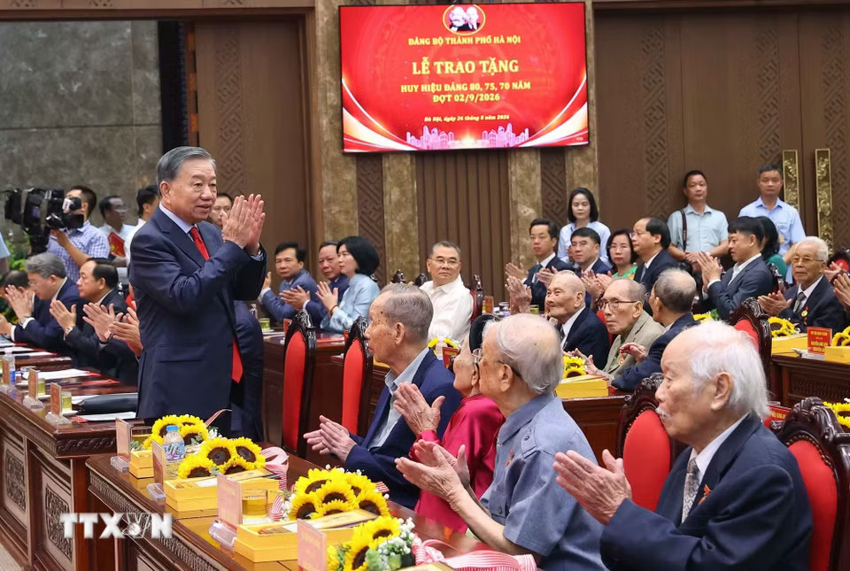Tổng Bí thư, Chủ tịch nước Tô Lâm dự Lễ trao tặng Huy hiệu Đảng tại Đảng bộ thành phố Hà Nội- Ảnh 2.