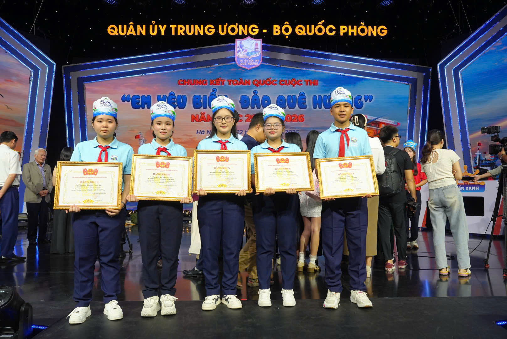 Khoảnh khắc tự hào của các học sinh Lâm Đồng trên sân khấu vinh danh Cuộc thi toàn quốc Em yêu biển, đảo quê hương.
