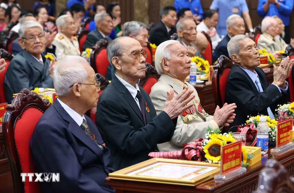 Tổng Bí thư, Chủ tịch nước Tô Lâm dự Lễ trao tặng Huy hiệu Đảng tại Đảng bộ thành phố Hà Nội- Ảnh 6.