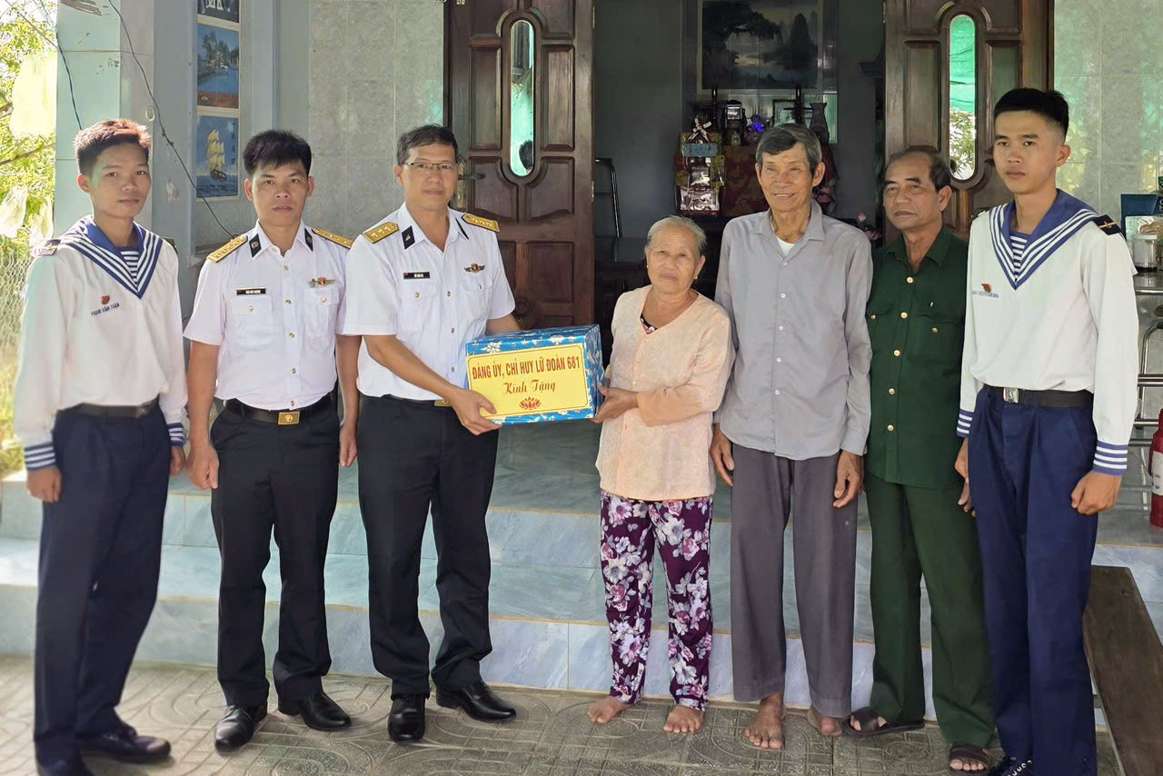 lu-doan-681-tham-hoi-tang-qua-ba-nguyen-thi-luom-nguoi-hoat-dong-khang-chien-bi-dich-bat-tu-day-tru-tai-xa-tuyen-quang.jpg