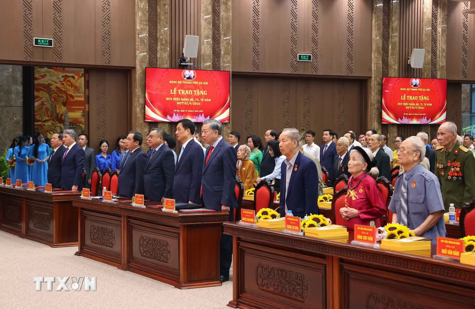 Tổng Bí thư, Chủ tịch nước Tô Lâm dự Lễ trao tặng Huy hiệu Đảng tại Đảng bộ thành phố Hà Nội- Ảnh 3.