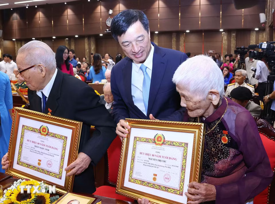 Tổng Bí thư, Chủ tịch nước Tô Lâm dự Lễ trao tặng Huy hiệu Đảng tại Đảng bộ thành phố Hà Nội- Ảnh 8.