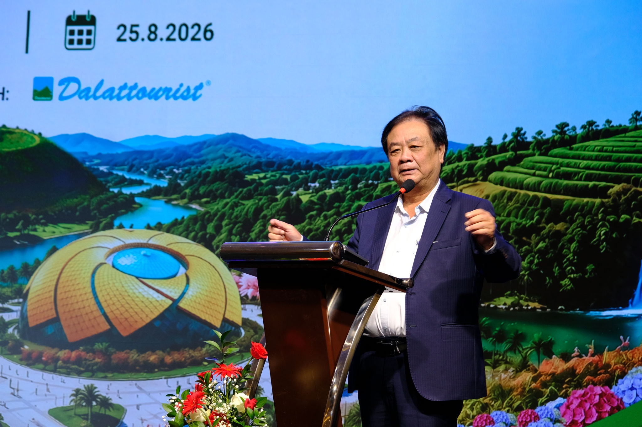 Nguyên Phó Chủ tịch Quốc hội nước CHXHCN Việt Nam Lê Minh Hoan hiến kế để du lịch nông nghiệp Lâm Đồng phát triển theo chiều sâu