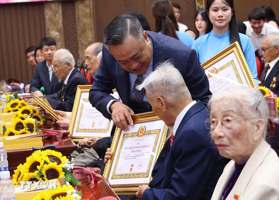 Tổng Bí thư, Chủ tịch nước Tô Lâm dự Lễ trao tặng Huy hiệu Đảng tại Đảng bộ thành phố Hà Nội- Ảnh 9.