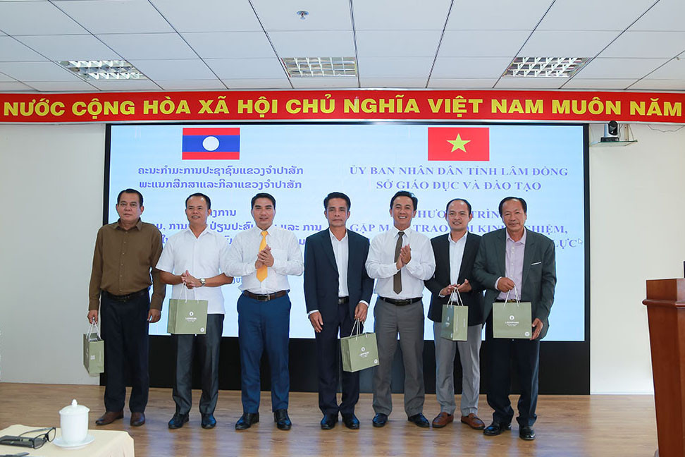so-giao-duc-va-dao-tao-lam-dong-tang-qua-cho-doan-champasak(1).jpg