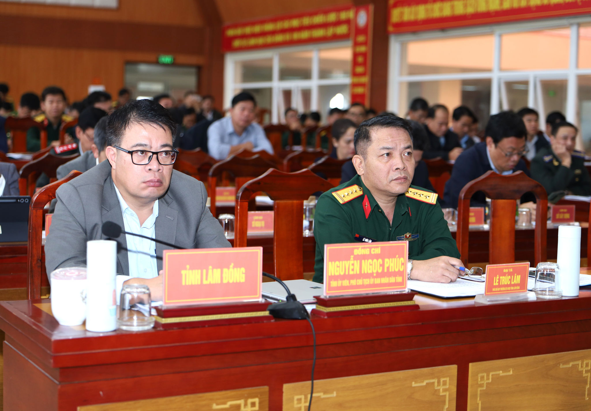 Tỉnh ủy viên, Phó Chủ tịch UBND tỉnh Lâm Đồng Nguyễn Ngọc Phúc và Đại tá Lê Trúc Lâm, Phó Chỉ huy trưởng Bộ CHQS tỉnh dự hội nghị tại điểm cầu Lâm Đồng (2)